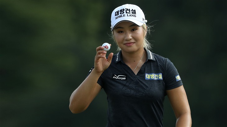 Jeongeun Lee6 Salutes the crowd at the 2019 U.S. Women's Open after holing a birdie putt at the Country Club of Charleston